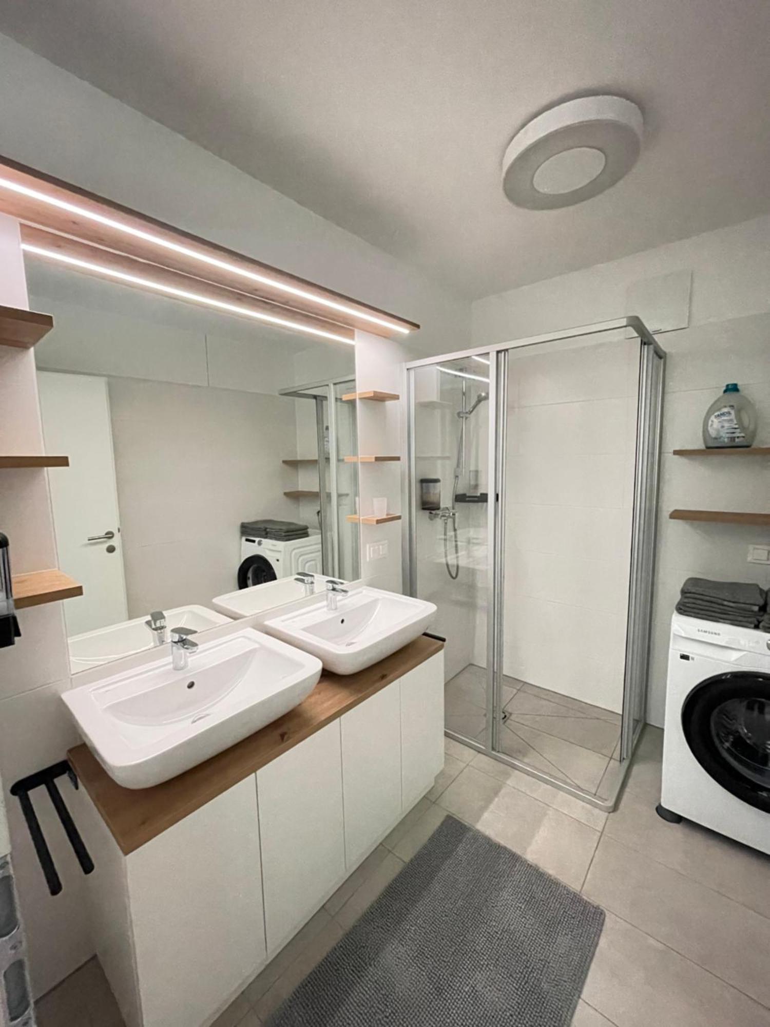 100 Qm Penthouse, Self-Check-In, 2 Parkplaetze Apartment Graz Exterior foto